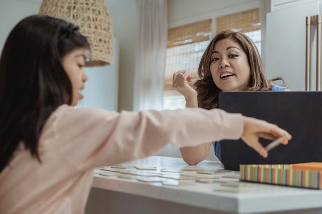 famille jouant aux dominos